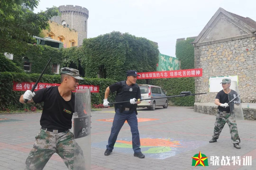 特色课程—校园防暴制暴训练