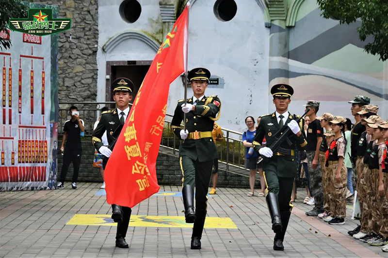 八一建军节丨我们一起向军旗敬礼！